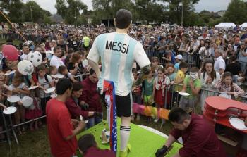  كعكة ميلاد تضم تمثالًا لميسي خلال حفل نظمته المدينة  التي يوجد  فيها  معسكر منتخب الأرجنتين - ( أ ف ب)