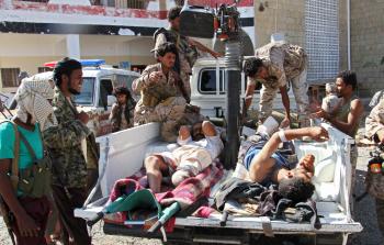 أفراد من المقاومة الشعبية اليمنية ينقلون زملاء لهم جرحى من المخا (أ ف ب)