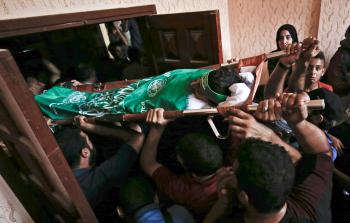 جانب من تشييع الشهيد السرساوي (أ ف ب)