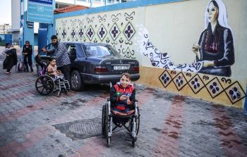 الشريف أثناء توصيل أطفاله للمدرسة  (الأناضول)