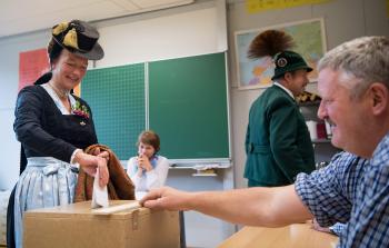 جانب من الاقتراع في ألمانيا (أ ف ب)