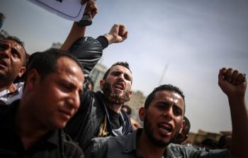 جانب من مسيرة للعمال الغزيين في يومهم العالمي (الأناضول)