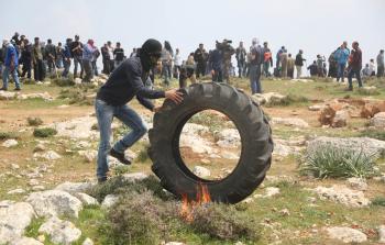 جانب من مسيرة فلسطينية اليوم ضد الاستيطان شرق رام الله (الأناضول)