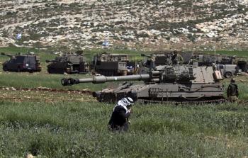 آلية للاحتلال الإسرائيلي تتوغل في حقل فلسطيني بالضفة الغربية (أ ف ب)