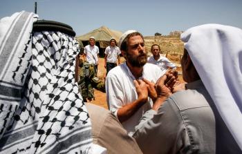 مستوطنون يعتدون على مواطنين بالخليل (أ ف ب)