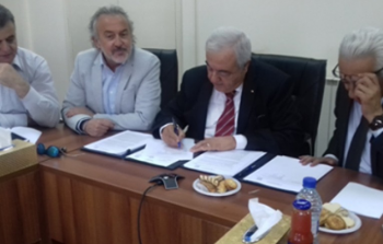 أبو شهلا أثناء توقيعه لاتفاقية الضمان الاجتماعي (أرشيف)