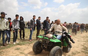 إسماعيل العثامنة خلال نقله المصابين المشاركين في مسيرة العودة (تصوير / محمود أبو حصيرة)