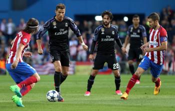 جانب من مباراة ريال مدريد وأتلتيكو مدريد أمس (أ ف ب)