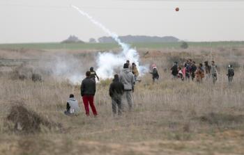 جانب من المواجهات بين الشبان وقوات الاحتلال على حدود غزة أمس (تصوير / ياسر فتحي ) 
