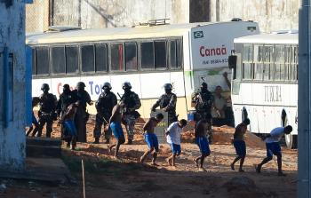 نقل سجناء في سجن ألكاتشوز البرازيلي - (أ ف ب)