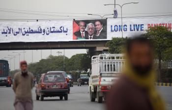 لافتة ترحيبية بالرئيس محمود عباس في أحد شوارع العاصمة الباكستانية إسلام آباد (أ ف ب)