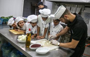 جانب من برنامج الشيف الصغير بغزة (الأناضول)