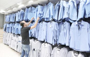 إقبال ضعيف على شراء ملابس المدارس في أسواق غزة (تصوير / رمضان الأغا)