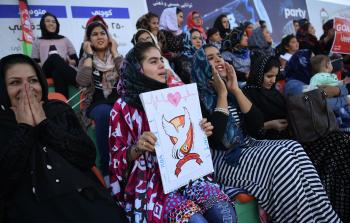 نساء أفغانيات يحضرن مباراة كرة قدم (أ ف ب)