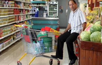 المستوطن رامي ليفي داخل أحد متاجره