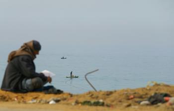 مسن فلسطيني على شاطئ بحر غزة - (أ ف ب)