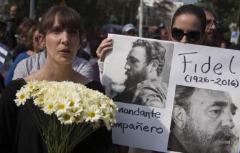 مواطنون يجملون الورود أمام السفارة الكوبية في المكسيك حزنًا على وفاة فيدل كاسترو - (أ ف ب)