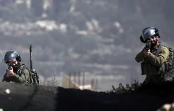 جنود الاحتلال يواصلون التنغيص على الفلسطينيين (أ ف ب)