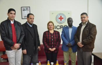 وفد التجمع الإعلامي خلال زيارته الصليب الأحمر