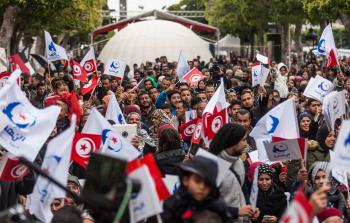 جانب من المسيرات في شارع الحبيب بورقيبة وسط العاصمة تونس (الأناضول)