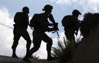 جنود الاحتلال يواصلون التنغيص على الفلسطينيين (أ ف ب)