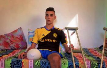 بعزيمة وإصرار يستعلي آدم على جراحه ويستند على 