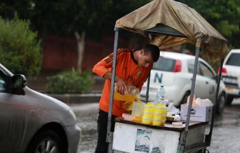 الابن إبراهيم يساعد والده في منطقته - تصوير عمر الإفرنجي