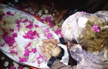 والدة الشهيد الطفل هيثم الجمل تودعه (ربيع أبو نقيرة)