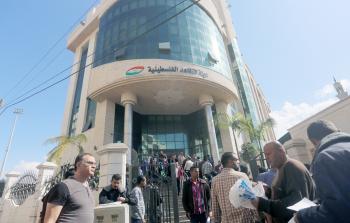 تدفق آلاف الموظفين المحالين إلى التقاعد لمقر الهيئة لتسوية أوضاعهم (تصوير / ياسر فتحي )