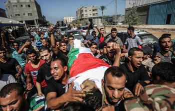 تشييع جثمان الشهيد اشتيوي بغزة (الأناضول)