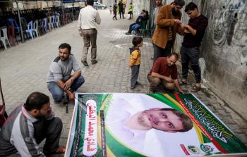 جانب من بيت عزاء الشهيد فادي البطش بغزة (أ ف ب)