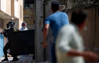 أحد جنود الاحتلال يطلق النار تجاه الفلسطينيين (أ ف ب) 