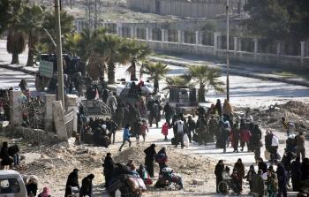 جانب من نزوح المدنيين من شرق حلب إلى غربها (أ ف ب)