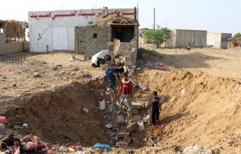 آثار قصف في اليمن (أ ف ب)