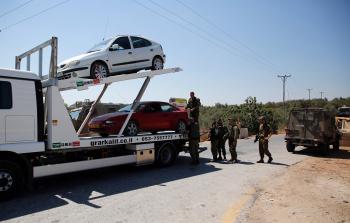 الاحتلال يصادر مركبات من دير أبو مشعل المحاصرة (أ ف ب)