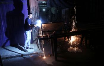 أزمة الكهرباء تلقي بظلالها على غزة (أ ف ب)