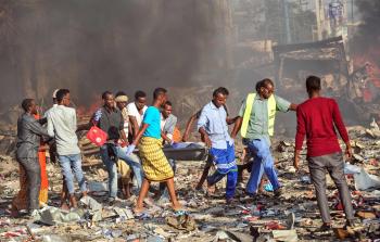 جانب من هجوم تفجيري بالصومال أمس (أ ف ب)