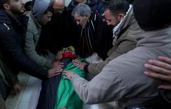 جانب من تشييع جثمان الشهيد أحمد الخر وبي اليوم (الأناضول)