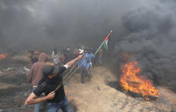 مواطن يرشق الحجارة على جنود الاحتلال المتمركزين على الحدود الشرقية لمدينة خانيونس أمس (تصوير / رمضان الأغا)