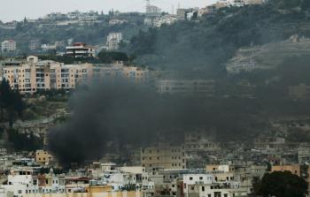 ألسنة الدخان المتصاعدة من مخيم عين الحلوة جراء تواصل الاشتباكات المسلحة اليوم (أ ف ب)