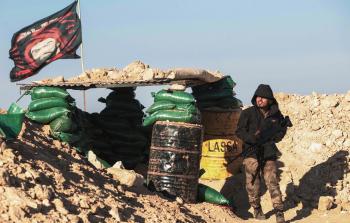 مقاتل من الحشد الشعبي المشارك في معركة الموصل (أ ف ب)