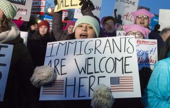 متظاهرون في واشنطن أمس يحتجون ضد الرئيس ترامب وحظر إدارته للمسافرين من 7 دول (أ ف ب)