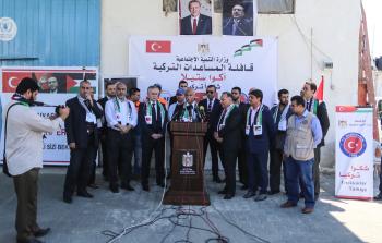 جانب من توزيع المساعدات التركية بغزة اليوم (الأناضول)