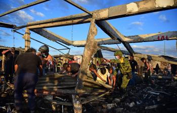 جانب من أعمال البحث والإنقاذ - (أ ف ب)