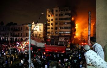 صورة أرشيفية لحريق العتبة في القاهرة قبل عدة أيام - الأناضول