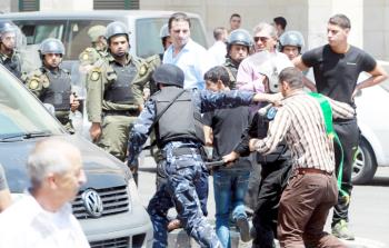 عناصر أمن السلطة خلال اعتقالهم أحد المواطنين (أرشيف)