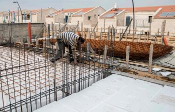 جانب من استمرار أعمال البناء في مستوطنة 