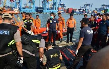 طواقم الإنقاذ تنتشل جثث الضحايا (مواقع)