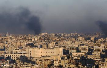 دخان القصف يتصاعد من حلب (أ ف ب)