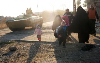 فارون من حي الميثاق جنوب شرق الموصل أمس (أ ف ب)